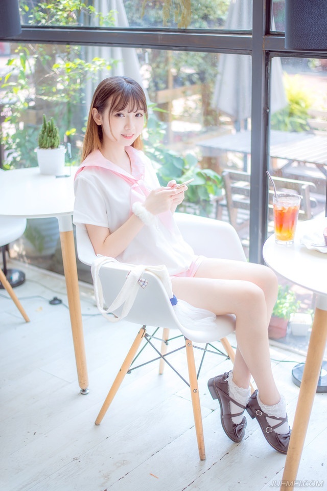 “拭目以待吧。”庞统微笑道，随后看向众人道：“却不知张任如今何在？”